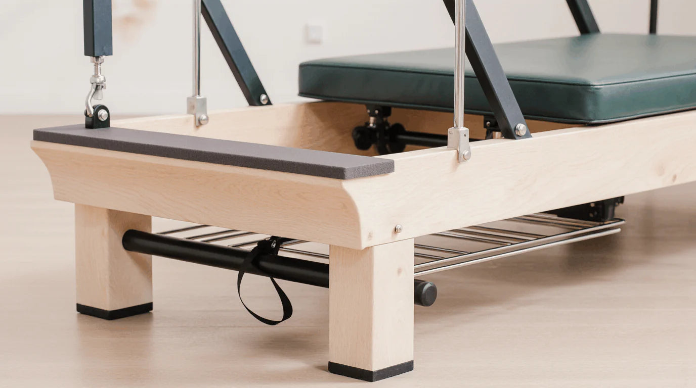 Détail comparatif planche Pilates et rail de reformer en studio