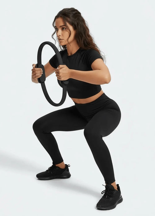 Femme utilisant anneau pilates noir en exercice