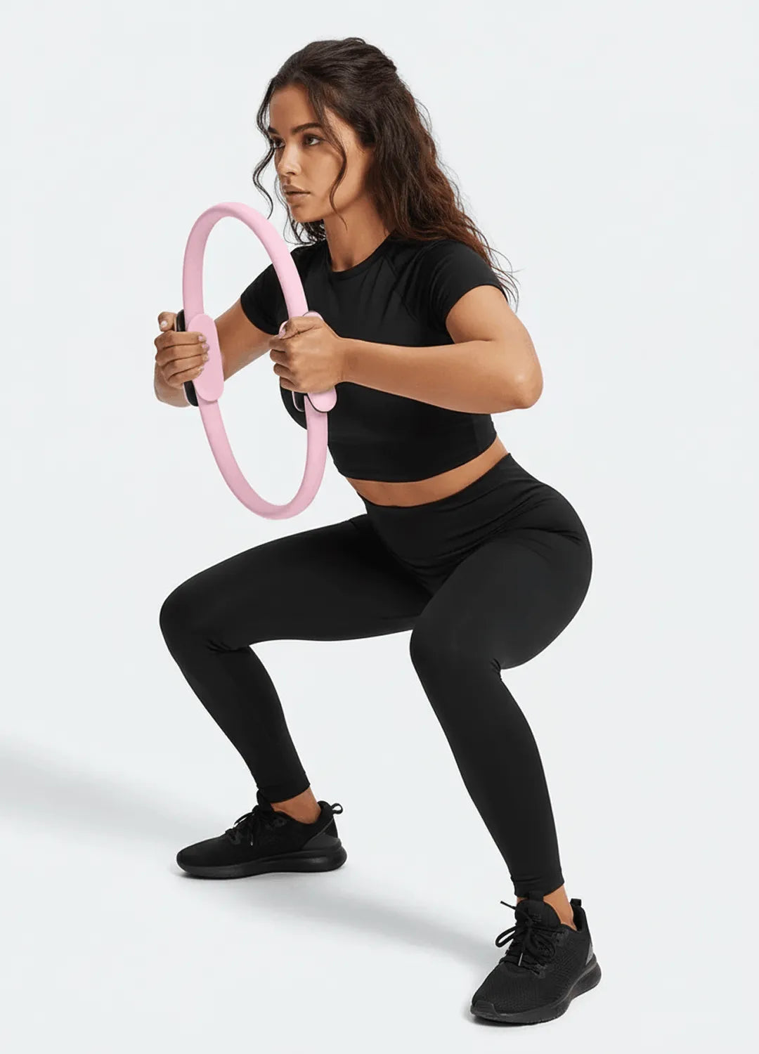 Femme utilisant anneau pilates rose en entrainement