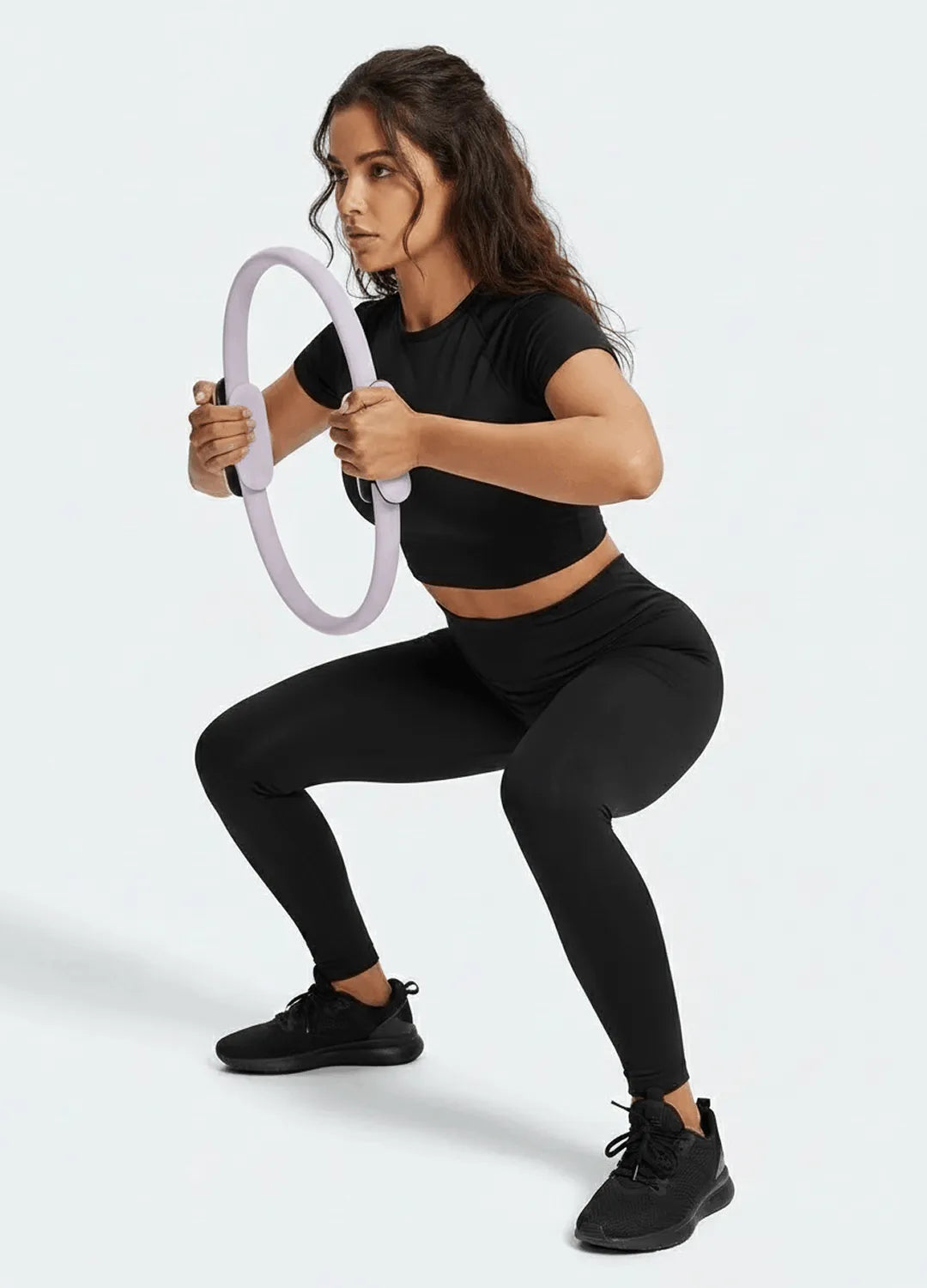 Femme utilisant anneau pilates violet en exercice